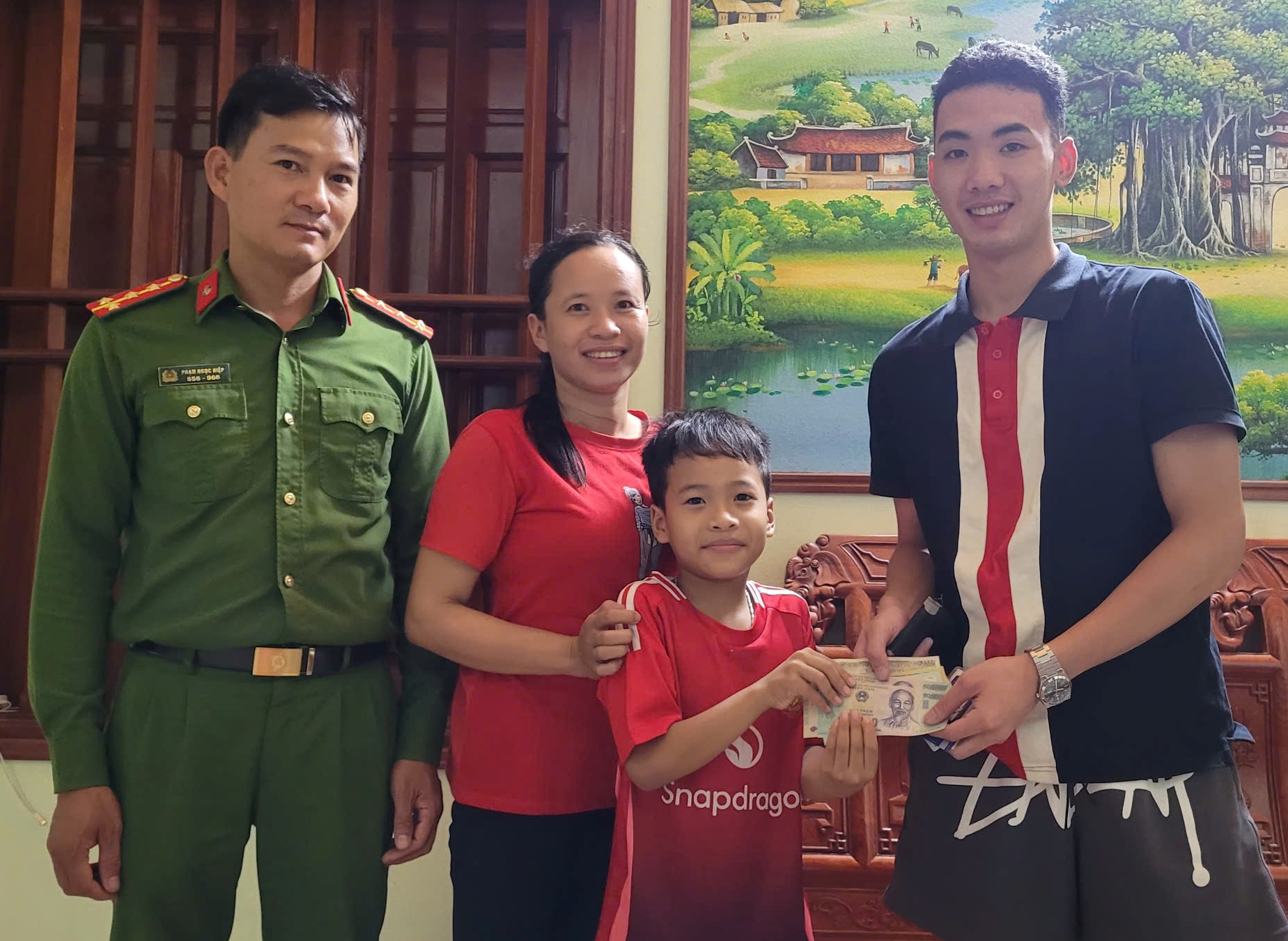 Công an xã Nguyên Giáp: Giúp người dân nhặt được của rơi, trả lại người mất